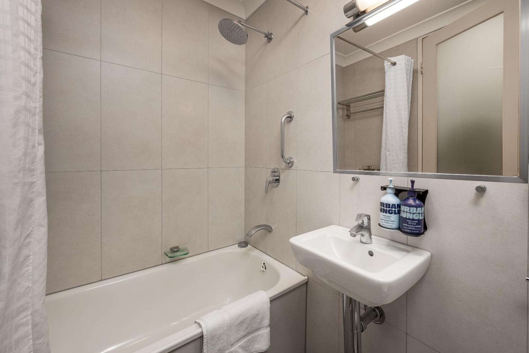 City Limits Hotel Apartments Мельбурн Екстер'єр фото